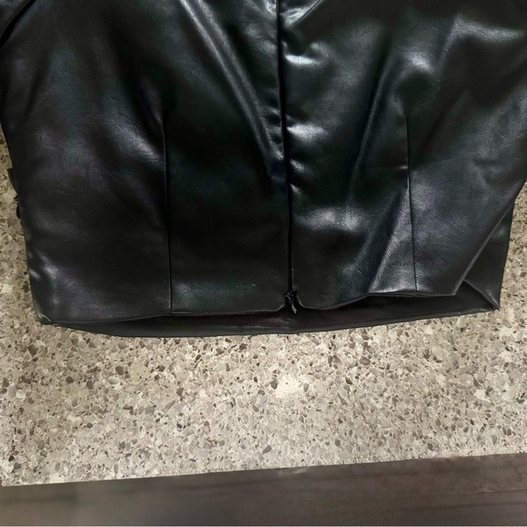Lulu's Black Faux Leather Puff Sleeve Crop Top - Size M ⭐🖤 - Picture 8 of 13